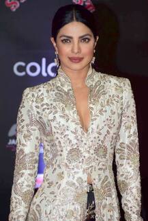 Stardust Awards 2016: अपने ही हॉटनेस का रिकॉर्ड तोड़ती दिखीं प्रियंका