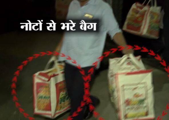 गुजरात के सूरत में पकड़े गए किशोर भजियावाला के ठिकानों पर छापेमारी जारी है. जितना अधिकारियों को अंदाजा था उससे कहीं ज्यादा कालाधन भजियावाला के पास मिला है...आगे जानिए...