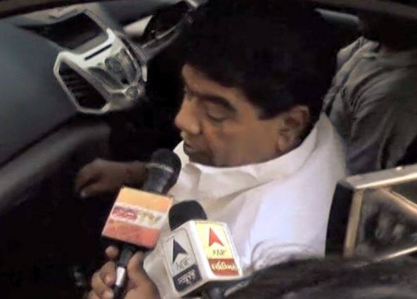 उसके गोदामों से भारी मात्रा में नकदी के साथ ही सोने के बिस्कुट भी पकड़े गए हैं. इनकी कीमत करोड़ो में बताई जा रही है...आगे जानिए...