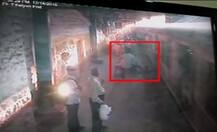 आरपीएफ के दो जवानों की बहादुरी से बची मां-बेटी की जान, देखें तस्वीरें