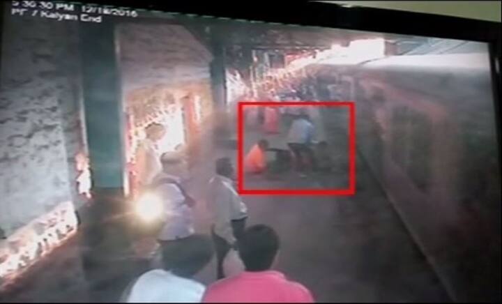 उसी समय घटना को देखकर प्लेटफार्म पर मौजूद लोगों ने अफरा तफरी मचा दी. आरपीएफ के दो बहादुर जवान उस समय मौके पर मौजूद थे.