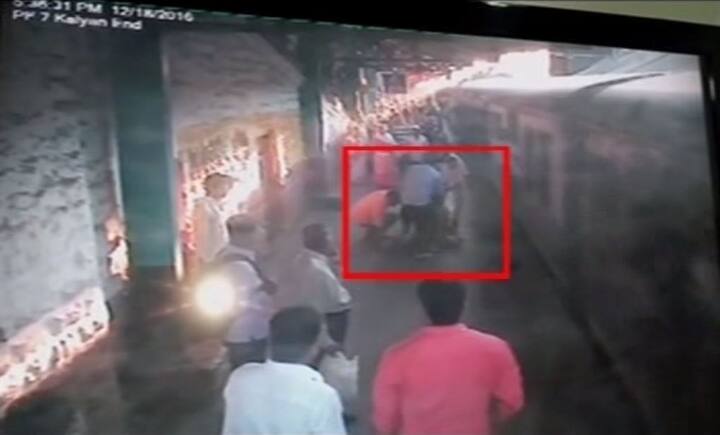 इन जवानों ने अपनी जान पर खेलकर इस मां-बेटी की जान बचाई. ये पूरी घटना वहां लगे सीसीटीवी कैमरे में कैद हुई.(All Picture- CCTV)   