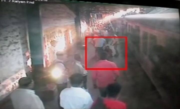 मुंबई रेलवे स्टेशन पर आरपीएफ के जवानों ने बहादुरी की शानदार मिसाल पेश करते हुए एक मां-बेटी की जान बचाई. मुंबई लोकल में न जानें कितने लोग अपना जान गवां देते हैं, लेकिन आरपीएफ के जवानों की सूझ-बूझ और बहादुरी ने इन मां-बेटी को एक नई लाइफ दे दी.