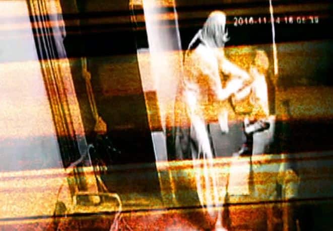 मां ममता की मूरत होती है लेकिन, अब हम एक ऐसा वीडियो दिखाने जा रहे हैं जिसमें एक मां का क्रूर चेहरा दिख रहा है. जीहां, अपनी डेढ़ साल की बच्ची पर कहर ढाते वक्त सीसीटीवी में कैद होने वाली दिल्ली की ये महिला अब फरार है...आगे जानिए...