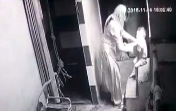 सीसीटीवी की ये तस्वीर दिल्ली की है. महज डेढ़ साल की अपनी बच्ची पर एक मां का टूटा कहर...आगे जानिए...