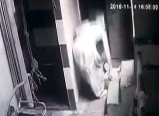 लेकिन, बेरहम मां का दिल नहीं पसीजा. गुस्सा सातवें आसमान पर था. इसके बाद मासूम को फिर झेलनी पड़ी मां की चप्पलों की मार...आगे जानिए...