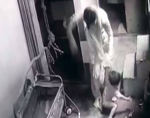 तस्वीरें देखने के बाद किसी के भी जेहन में उठ सकते हैं ऐसे कई सवाल. पर दिल्ली के गीता कालोनी इलाके के एक घर की ये तस्वीरें सच्ची हैं...आगे जानिए...