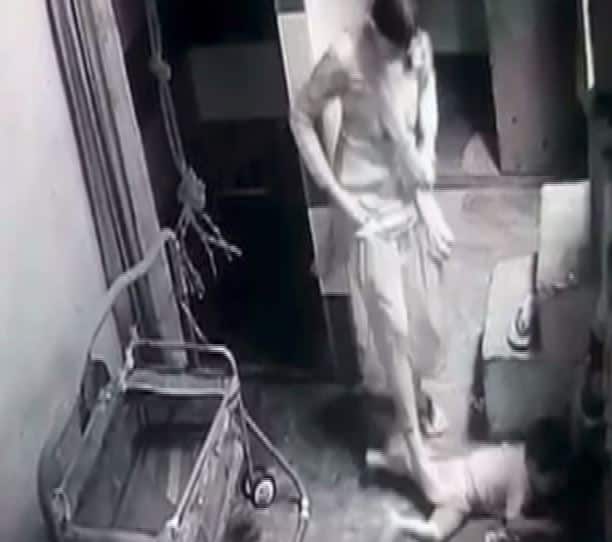 अपनी बहू का ऐसा अत्याचारी रूप देखने के बाद बच्चे की दादी ने महिला आयोग से शिकायत की और मामला दर्ज करने बाद पुलिस ने शुरू कर दी है जांच...आगे जानिए...