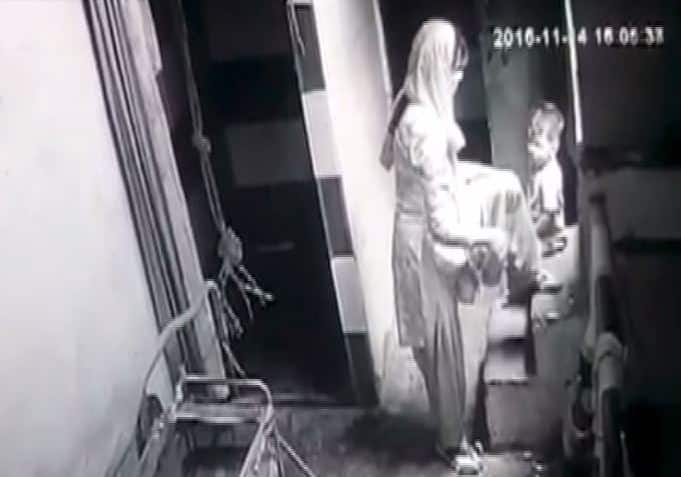 लेकिन घरवालों और पुलिस की ही लापरवाही से ये बच्ची ना मालूम कितनी बार अपनी मां से ऐसे पिटी होगी. 