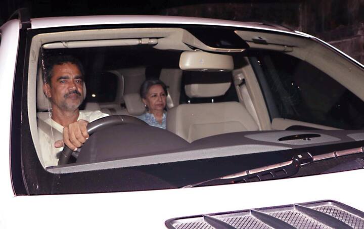 करीना कपूर की सास शर्मिला टैगोर भी हॉस्पिटल अपनी बहू और पोते की झलक देखने पहुंची थीं.