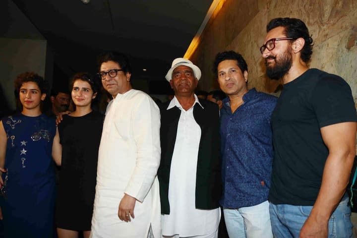 सचित तेंदुलकर, राज ठाकरे, आमिर खान और महावीर सिंह फोगट ने पूरी दंगल टीम के साथ तस्वीरें भी क्लिक कराईं.
