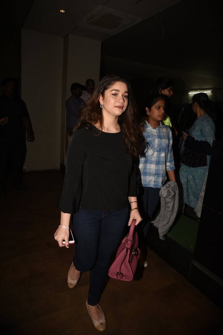 आपको बता दें कि बहुत कम ही ऐसे मौके होते हैं जब सचिन तेंदुलकर अपनी इस प्यारी सी बिटिया के साथ पब्लिक प्लेटफॉर्म पर नजर आते हैं.