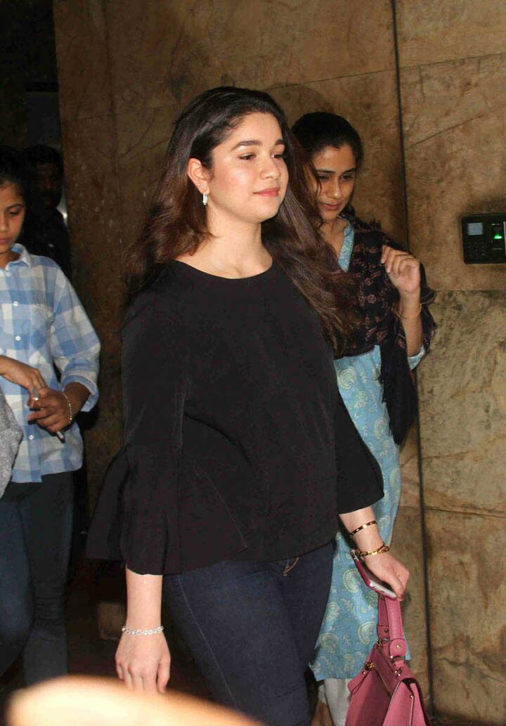 सारा तेंदुलकर ब्लू जिंस के साथ ब्लैक टॉप पहने हुए थी और उनके हाथ में पिंक बैग था.