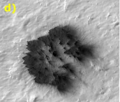 स्पाइडर का साइज 10 से 100 यार्ड या मीटर है. एक गड्ढे में स्पाइडर के शरीर जैसे कई निशान एक साथ हैं.