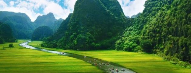 कंबोडिया के अंकोरवाट मंदिर को तो पूरा विश्व जानता है. अगर आप भी इस प्राचीन मंदिर के दर्शन करना चाहते हैं तो बस कंबोडिया जाने की तैयारी कीजिए क्योंकि कंबोडिया में भी आप बिना VISA के 30 दिन बिता सकते हैं.