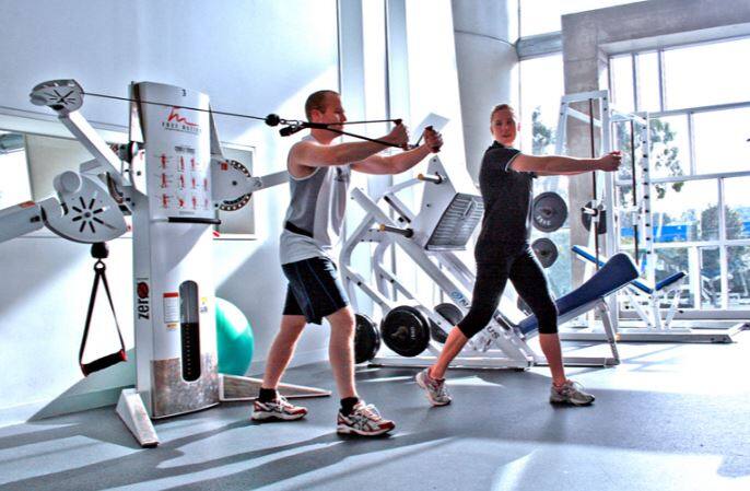   बदलते वक्त के साथ हिन्दुस्तान का फूड कल्चर भी बदला है. जिसके कारण लोगों को कई सारी स्वास्थ्य समस्याओं का भी सामना करना पड़ रहा है. फिट रहने के लिए लोगों को आजकल फिटनेस ट्रेनर की मदद लेनी पड़ रही है. इस प्रोफेशन में आने के लिए आपके पास फिटनेस का ठीक ठाक ज्ञान होना चाहिए. इस फील्ड में आने के लिए आपको किसी भी प्रकार विधिवत शिक्षा की जरुरत नहीं है. इस प्रोफेशन के जरिए आप प्रतिमाह 60 से 70 हजार रुपए तक कमा सकते हैं.