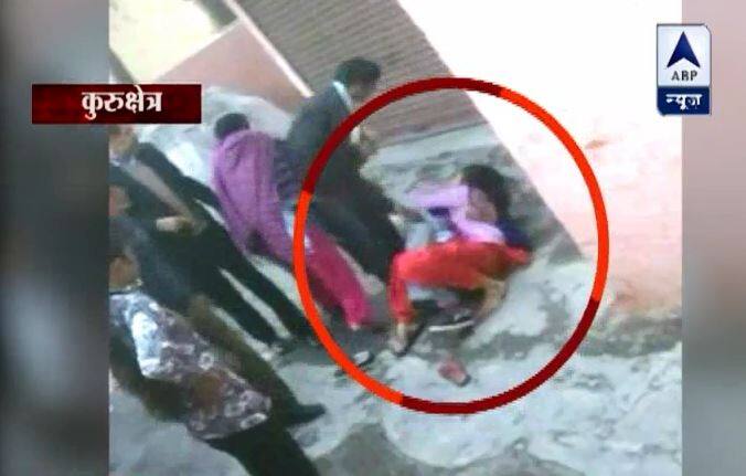 वीडियो बनाने से पहले पुलिस पिट चुकी थी. लेकिन, मोबाइल में कैद पूरी कहानी अपना सच बता रही है...आगे जानिए...