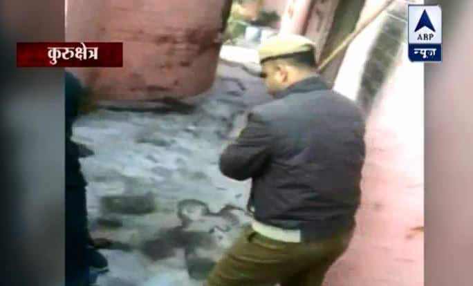 पुलिस वालों की सफाई भी आई है. संबंधित अधिकारियों का कहना है कि पहले पुलिसवालों पर हमला हुआ था. इसके बाद बचाव में डंडा चलाया था...आगे जानिए...