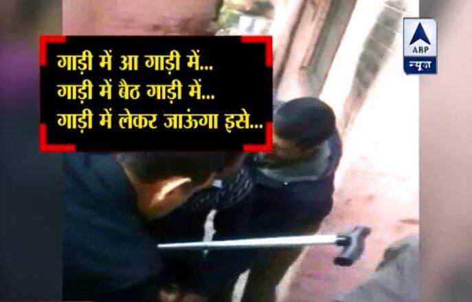 पुलिस के वहशीपन का शिकार युवती ने कहा कि जब वो उन्हें रोकने गई तो पुलिसवालों ने उसे भी पीटा. कोई महिला पुलिस कांस्टेबल नहीं थी...आगे जानिए...
