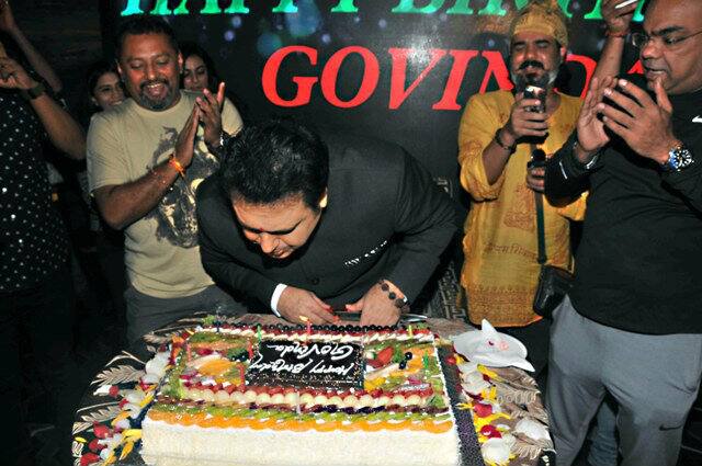 बॉलीवुड के कॉमेडी किंग गोविंदा ने कल अपना 53वां जन्मदिन मनाया. इस मौके पर उनके फैंस भी उनके साथ मौजूद रहे.