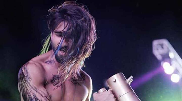 रिलीज के ठीक एक दिन पहले ही फिल्म ऑनलाइन लीक हो गई और फिल्म के सह-निर्माता अनुराग कश्यप तथा बॉलीवुड कलाकारों ने लोगों से आनलाइन सर्क्युलेट हो रही ‘उड़ता पंजाब’ फिल्म की प्रति डाउनलोड नहीं करने बल्कि सिनेमाघरों में जाकर यह फिल्म देखने की अपील की. अभिनेता सलमान खान ने कहा कि फिल्में ऑनलाइन लीक करने वालों के खिलाफ कड़ी कार्रवाई की जानी चाहिए.