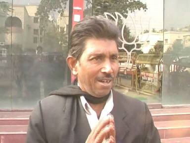  ज्योति के पिता जितेंद्र बहुत गरीब हैं और सिलाई का काम करते हैं. जितेंद्र ने लोगों से ज्योति की शादी के लिए मदद मांगी थी, कुछ लोगों ने जितेंद्र को मदद देने का भरोसा भी दिया. लेकिन मोदी सरकार के नोटबंदी के फैसले के बाद सभी ने मदद करने से इंकार कर दिया.