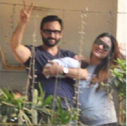 सैफ तस्वीर में फैंस का अभिवादन करते हुए दिख रहे हैं. 