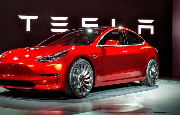टेस्ला कार- इस साल भारत में टेस्ला कार लॉन्च होने की खबरों ने जबदस्त सूर्खियां बटोरी. इसकी मॉडल3 के साथ भारतीय बाजार में एंटी करने वाली है. कार का उत्पादन 2017 के अंत तक शुरु होगा और ग्राहकों में इसकी डिलीवरी 2018 की शुरुआत तक शुरु हो जाएगी. टेस्ला क्लीन एनर्जी यानी स्वच्छ ऊर्जा से चलने वाली कारों की दुनिया में भी सबसे बड़ा नाम है. उसकी ये कारें बिना पेट्रोल-डीजल या सीएनजी गैस के चलती हैं क्योंकि इसमें भी उसने बेहद ताकतवर बैटरी लगाई जाती है. हाल ही में टेस्ला मॉडल एस की एक कार स्वचालित मोड में चलते हुए एक ट्रैक्टर ट्रेलर से जा भिड़ी और उसमें सवार जोशुआ ब्राउन की मौत हो गई.