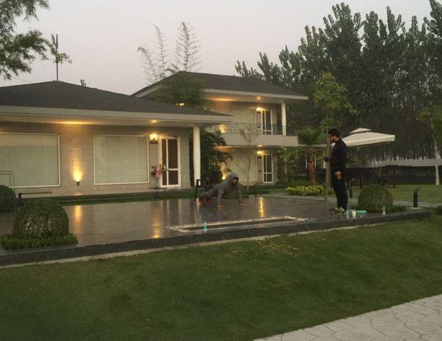 कपिल ने एक ट्विट में लिखा है कि डायरेक्टर ने उन्हें वजन कम करने के लिए कहा है. 