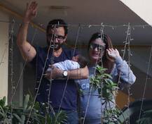 NEW PICS: बेटे तैमूर के साथ मीडिया को पोज देते नजर आए सैफ और करीना