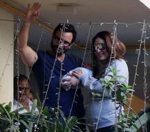 NEW PICS: बेटे तैमूर के साथ मीडिया को पोज देते नजर आए सैफ और करीना