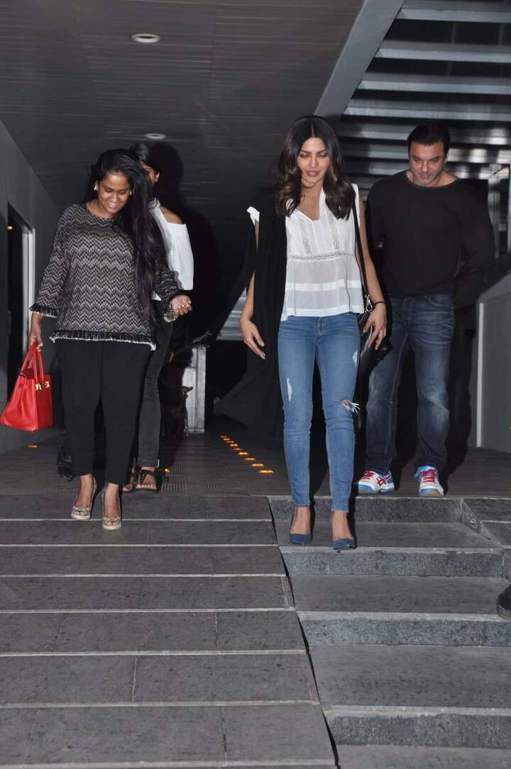 देसी गर्ल प्रियंका चोपड़ा, सलमान के भाई सोहेल खान और बहन अर्पिता के साथ मुंबई के हक्कासन होटल में पार्टी करने पहुंची.