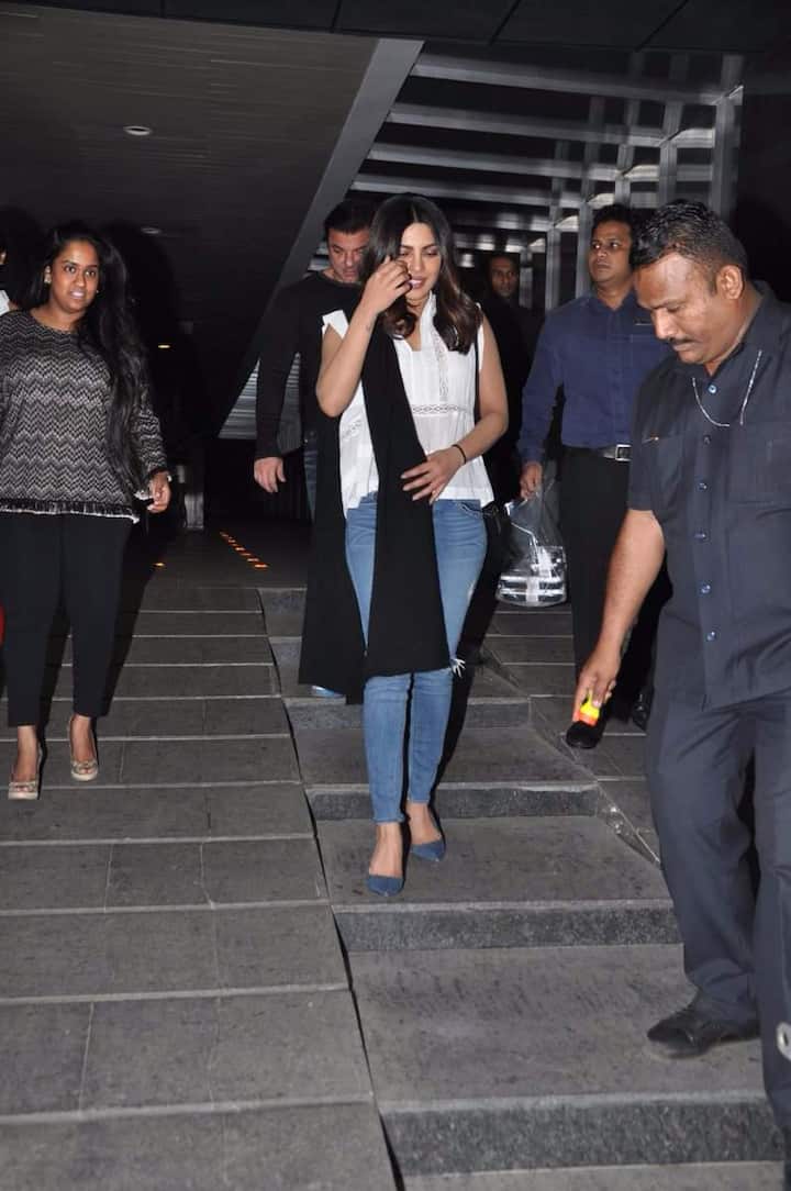 प्रियंका हाल ही में अमेरिकी कार्यक्रम 'क्वांटिको' की शूटिंग के लिए अमेरिका में व्यस्तता भरा लगभग पूरा साल बिता कर घर वापिस आई हैं.