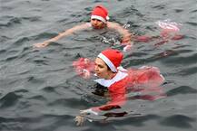 1800 महिलाओं और पुरुषों ने बेहद ठंडे पानी में 120 मीटर तक तैरकर मनाया क्रिसमस