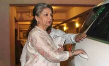 करीना के हॉस्पिटल से डिस्चार्ज होते ही तैमूर से मिलने पहुंची दादी शर्मिला टैगोर, देखें तस्वीरें