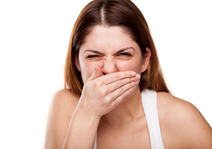 पूरे शरीर से आने लगती है स्मैल- सिर्फ सांस से ही नहीं बल्कि अंदरूनी रूप से भी आपको स्मैल आने लगती है. दरअसल, सल्फर एक कंपाउड ब्लडस्ट्रीम (यौगिक रक्तधारा) से होते हुए लंग्स और स्किन तक पहुंचता है. इसलिए जब आप अपना लहसुन युक्त खाना खा रहे होते हैं तो ध्यान रखें इसकी स्मैल सिर्फ आपको सांसों के जरिए नहीं आएगी बल्कि ऐसा महसूस करें जैसे आपने कुछ समय के लिए लहसुन का इत्र भी अपनी बॉडी पर लगा रहे हैं. 