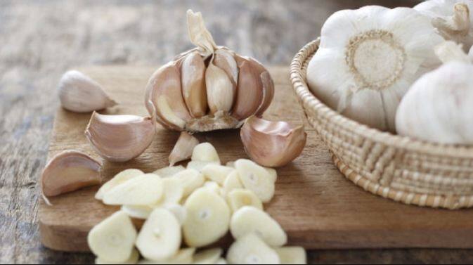 लहसुन- गार्लिक के यूं तो कई हेल्थ बेनिफिट्स हैं लेकिन कम लोग ही जानते होंगे कि लहसुन के सेवन से आसानी से ब्लड प्रेशर कम किया जा सकता है. ये बैड कॉलेस्ट्रॉल लेवल को भी कम करता है. 