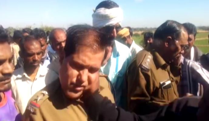 तालाब में मिला दो गांव वालों का शव, गुस्साए लोगों ने पुलिस अधिकारी को जमकर पीटा