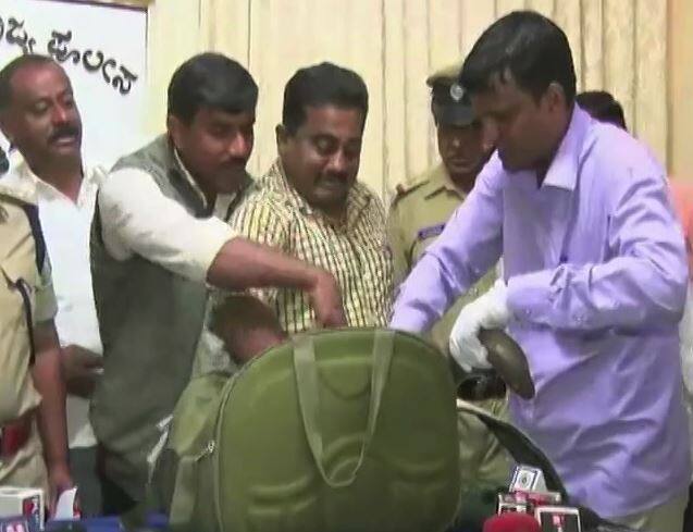 बैंगलुरू पुलिस ने कुछ ऐसे ही जालसाजों को गिरफ्तार किया है, जो सांपों का सौदा कर रहे थे. बैग में बंद सांप का नाम है 'रेड सेंड बोआ'. ये बेहद दुर्लभ प्रजाति का दोमुंहा सांप हैं. कुछ लोग इस सांप का इस्तेमाल तांत्रिक क्रियाओं में करते हैं...आगे जानिए...