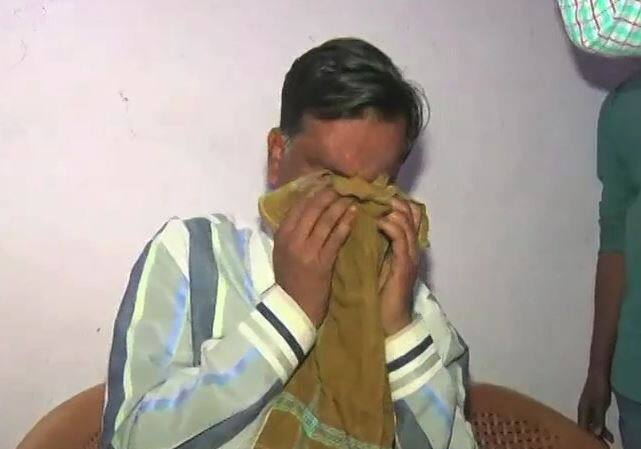 सांपों के सौदागर अपने ग्राहकों से ये कहकर 'सेंड बोया' सांप बेचते थे कि इसे घर में रखने से रातों-रात पैसा डबल हो जाएगा. इतना ही नहीं, जालसाजों का दावा था कि ये दोमुंहा सांप जमीन में दफन खजाने को भी खोज सकता है...आगे जानिए...