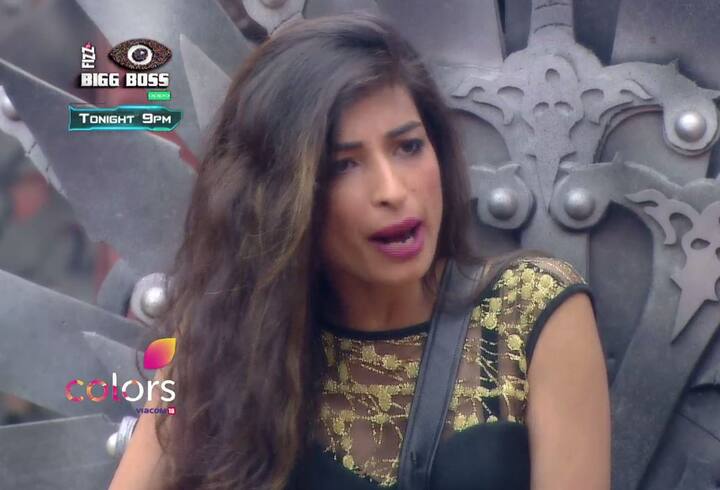 तब प्रियंका ने कहा, ''नहीं मुझे ऐसा नहीं लगता. मैं इस कुर्सी पर इसलिए बैठी हूं क्योंकि मुझे ऐसा लगता है कि मेरी परेशानियां इन लोगों (घर वालों) को नाटक लगती हैं.'' इस पर सलमान का कहना था कि इसीलिए शायद आप खलनायक कुर्सी पर बैठी हैं.