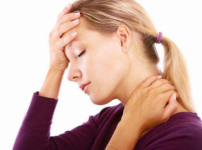 सिरदर्द होना- कई बार सर्दियों में सिरदर्द की शिकायत भी होने लगती है. इसका कारण सिर में ठंड लगना भी हो सकता है या फिर कोल्ड भी. आप खुद को स्कॉर्फ या टोपी से कवर करके रखें. अगर आप टू-व्हीलर पर ड्राइव कर रहे हैं तो अच्छा हेल्मेट पहनें एंड मुंह को कवर करें. इससे आप सिरदर्द से बच पाएंगे. 