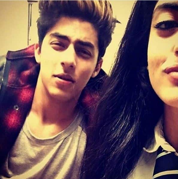 शाहरुख खान के बेटे आर्यन खान 19 साल के हो गए हैं. आर्यन उस वक्त चर्चा में आ गए थे जब उनकी और अमिताभ बच्चन की नातिन नव्या नंदा की कुछ तस्वीरें वायरल हो गई थी.