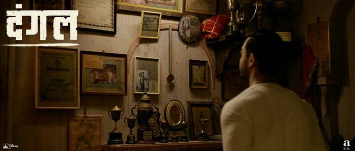 फिल्म की कहानी हरियाणा के पहलवान महावीर सिंह फोगट की जिंदगी पर आधारित है और आमिर खान ने महावीर सिंह की भूमिका को परदे पर जीवंत करने में कोई कसर नहीं छोड़ी है. इस फिल्म में दिखाया गया है कि किस तरह महावीर सिंह अपनी बेटियों गीता और बबीता को कुश्ती के दांव-पेंच सिखाकर उन्हें रेसलिंग का चैंपियन बनाता है.