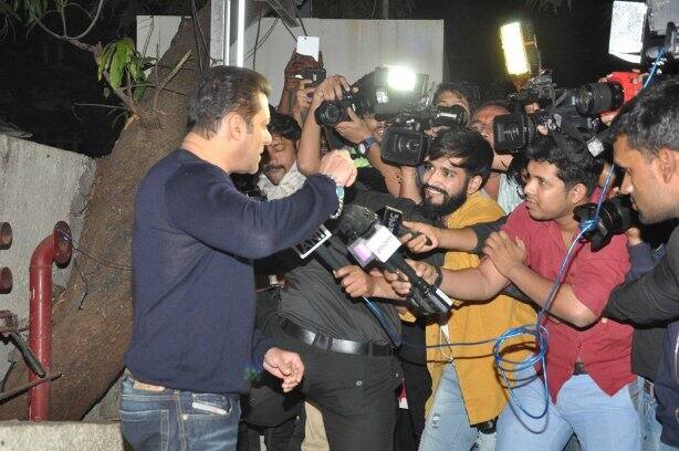 सलमान ने कहा, “आमिर सोंचते हैं ‘लगान’ उनकी सबसे अच्छी फिल्म है पर मुझे लगता है इस फिल्म ने ‘लगान’ को बीट कर दिया है.” उन्होंने कहा कि आमिर ने अपने लुक के साथ जो बदलाव किया है वो असाधारण है.