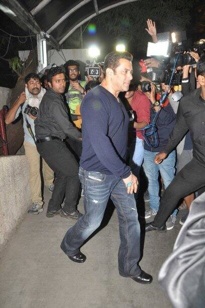 फिल्म देखने के बाद सलमान ने कहा, ‘पहले मैंने फिल्म देखे बिना ही ट्वीट कर दिया था लेकिन अब देख कर कह रहा हूं, अब तक मैंने जितनी भी फिल्में देखी हैं ‘दंगल’ उन सब फिल्मों से अच्छी है.”