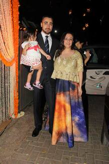 इमरान खान और इरा खान पहुंचे फैमिली वेडिंग में, इरा ने पहनी थी साड़ी