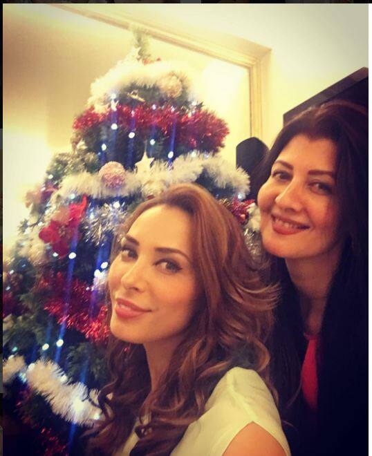 लूलिया ने इंस्टाग्राम पर एक तस्वीर शेयर की है, जिसमें वो संगीता बिजलानी के साथ हैं. और इस तस्वीर के साथ ही यूलिया ने फैंस को क्रिसमस भी विश किया है. (Photo: Manav Mangalani) Merry Christmas!!! #christmasdinner #kornerhouse #restauraunt #bestfood #mumbai #loveit #nicetime # A video posted by Iulia Vantur Official Account (@vanturiulia) on Dec 24, 2016 at 2:24pm PST