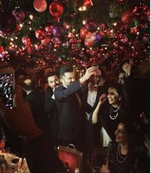 अनिल कपूर ने लंदन में परिवार के साथ सेलिब्रेट किया बर्थडे, वरूण धवन भी गर्लफ्रेंड के साथ दिखे