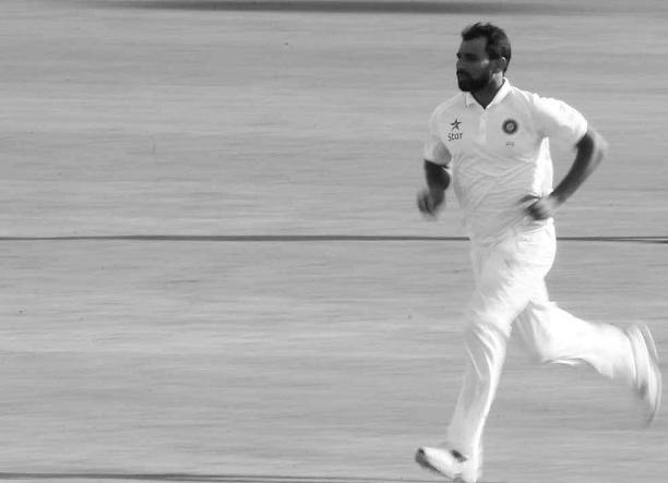 शमी ने ये करारा जवाब उन फैंस को दिया है जो लगातार उनके द्वारा पोस्ट की गई तस्वीर पर कमेंट कर उन्हें सही-गलत की परख करा रहे थे.